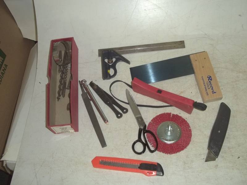 lot 125 image: Files, squarelevel, box knife, etc.