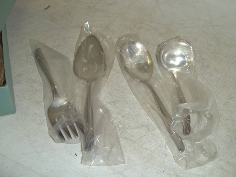 lot 138 image: Radiant Lady 4 piece hostess set