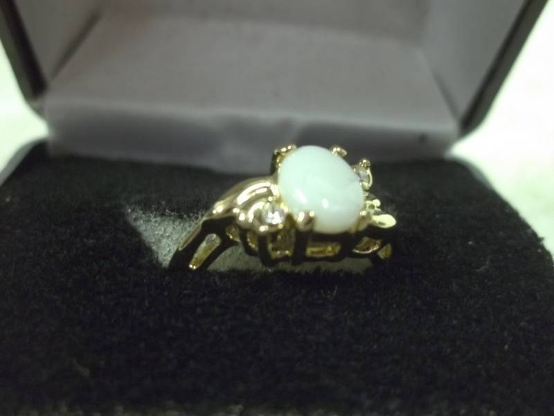 lot 164 image: Genuine Opal size 6