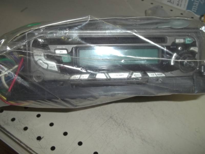 lot 210 image: Car radio