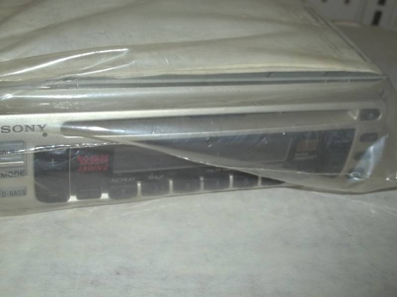 lot 211 image: Sony car radio