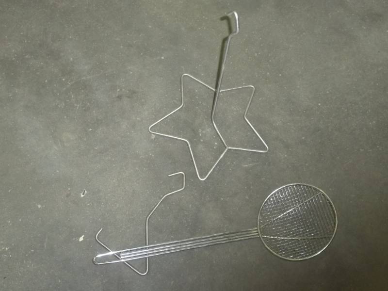 lot 215 image: Turkey fryer with frying scoop