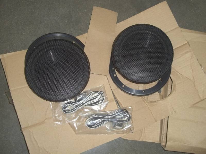 lot 238 image: Pair of speakers 6  12  160 watt put together