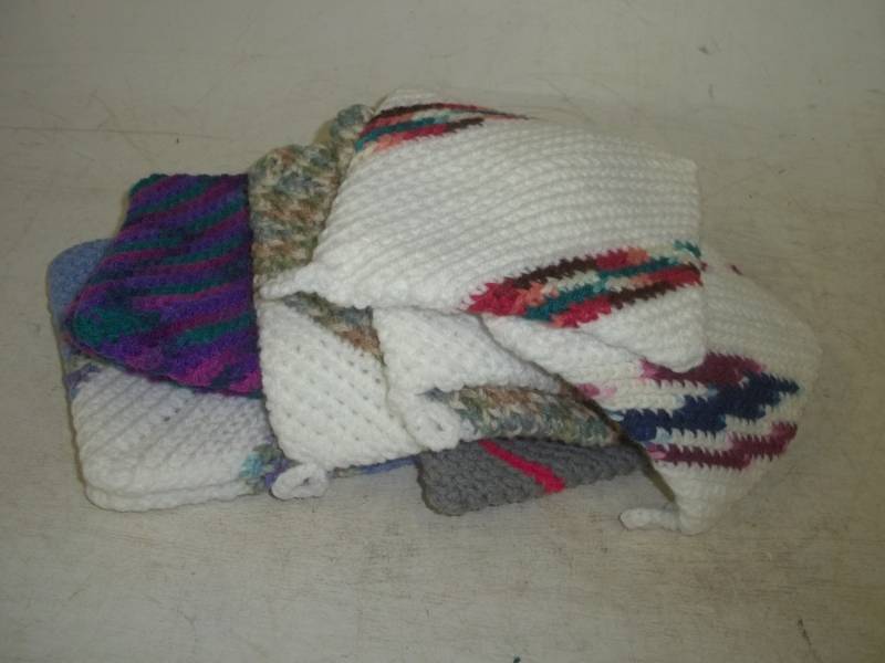 lot 257 image: Knitted oven pads