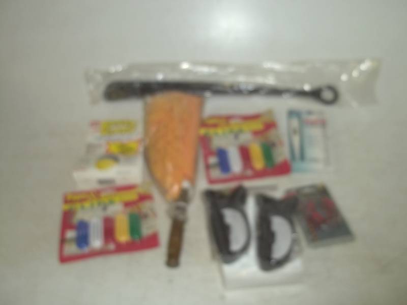 lot 269 image: Mini stubby screwdrivers, knife sharpeners, duster, thermometer, long handled shoe horn