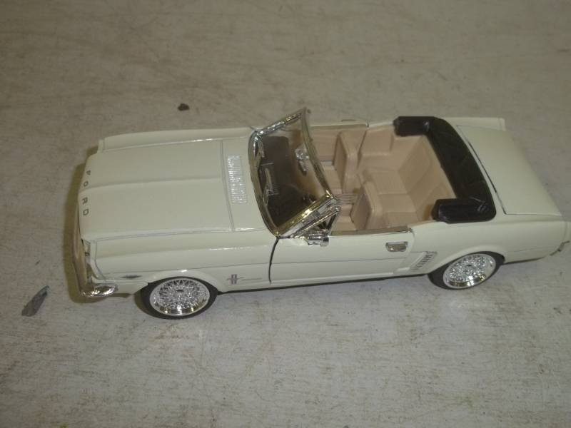lot 271 image: Mustang convertible replica