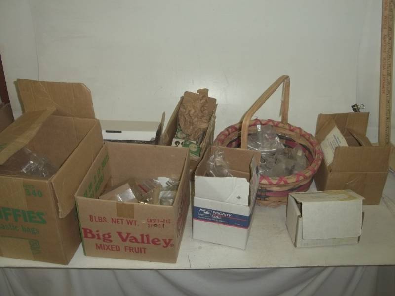 lot 275 image: 26 Ponds of cabinet hardware, hinges, poles, screws, etc