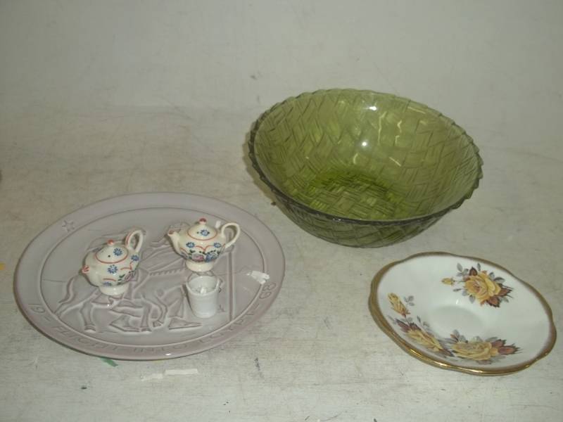lot 283 image: Green glass bowl, dcor plate, salt and pepper shaker, platter