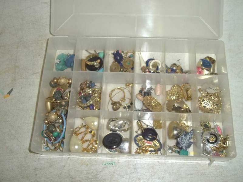 lot 289 image: Jewelry making supplies in case