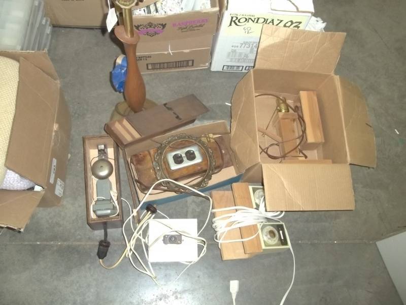lot 300 image: Lamps, doorbell, outlet, controler