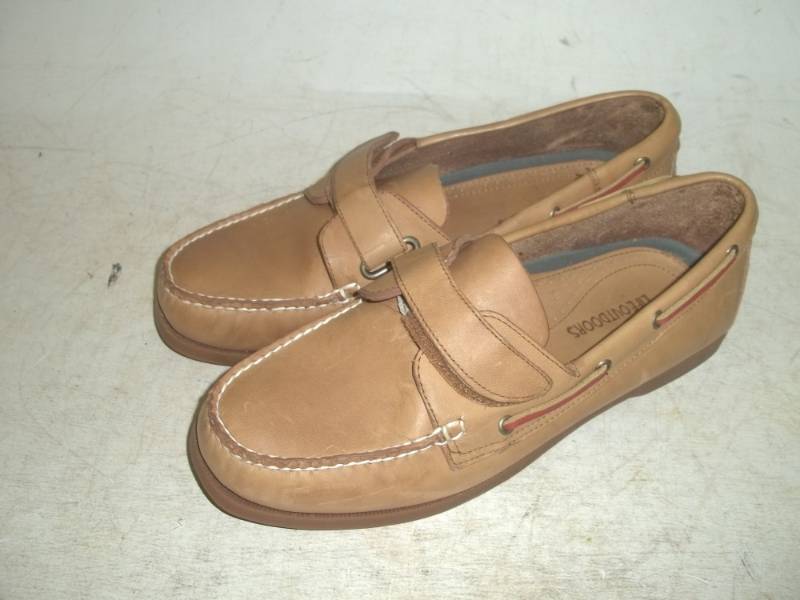 lot 303 image: Pair of Life Outdoors leather shoes size 11M