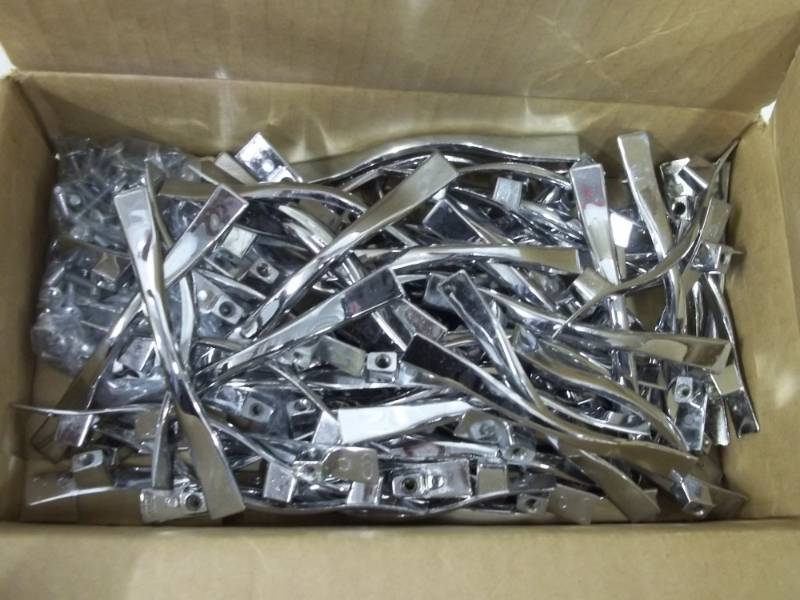 lot 323 image: Box of cabinet pulls