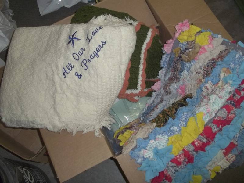lot 326 image: Quilts and blanket