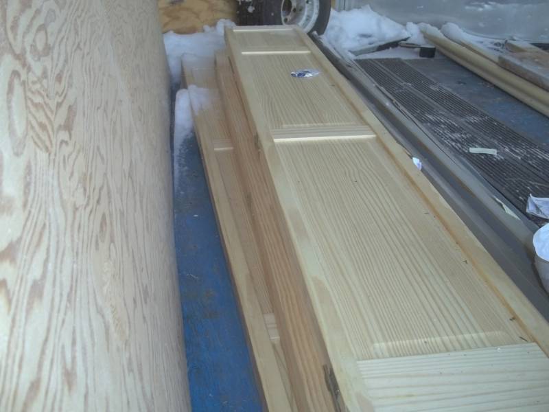lot 333 image: 3 Folding bifold doors, 2 are 79 x 15, 1 is 79 x 12