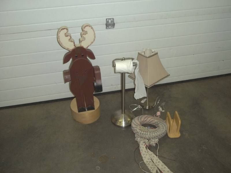 lot 363 image: Toilet Paper holder with lamp and dcor