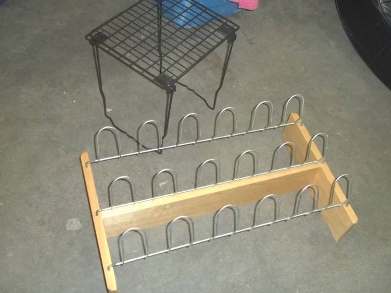 lot 374 image: Shoe rack with wire shelf