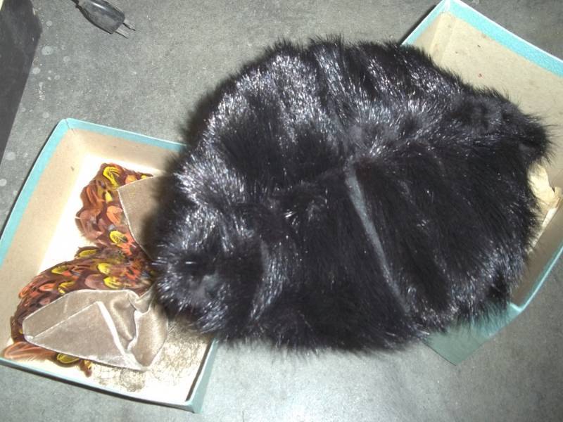 lot 376 image: Mink hat with Feather head pin