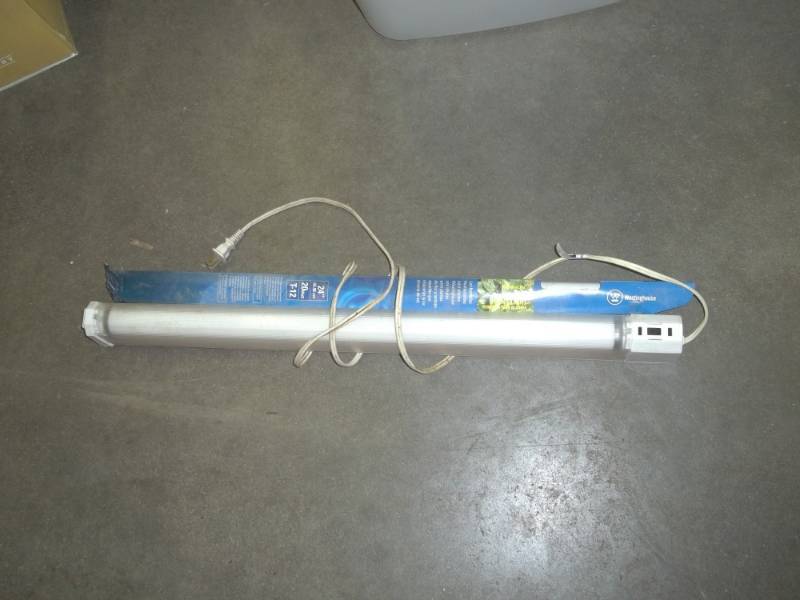 lot 381 image: 24 Grow light with bulb
