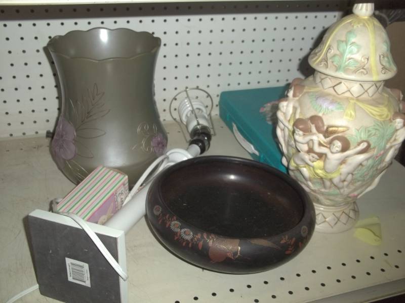 lot 389 image: Dcor Vases and lamp
