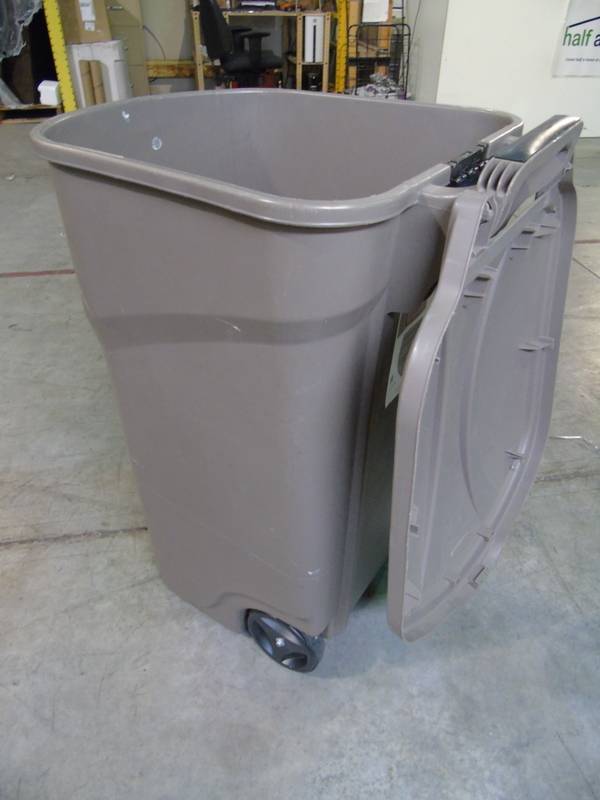 lot 21 image: 45 Gallon Garbage Bin