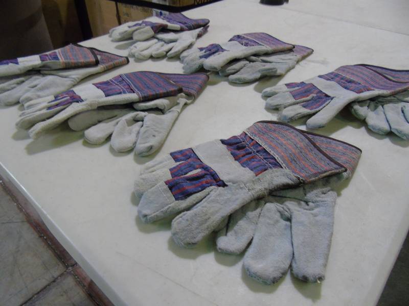 lot 25 image: Lot of 6 Pairs of Work Gloves