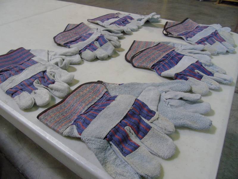 lot 26 image: Lot of 6 Pairs of Work Gloves
