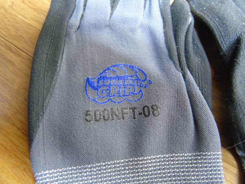 lot 28 image: Lot of 3.5 Pairs of Gloves