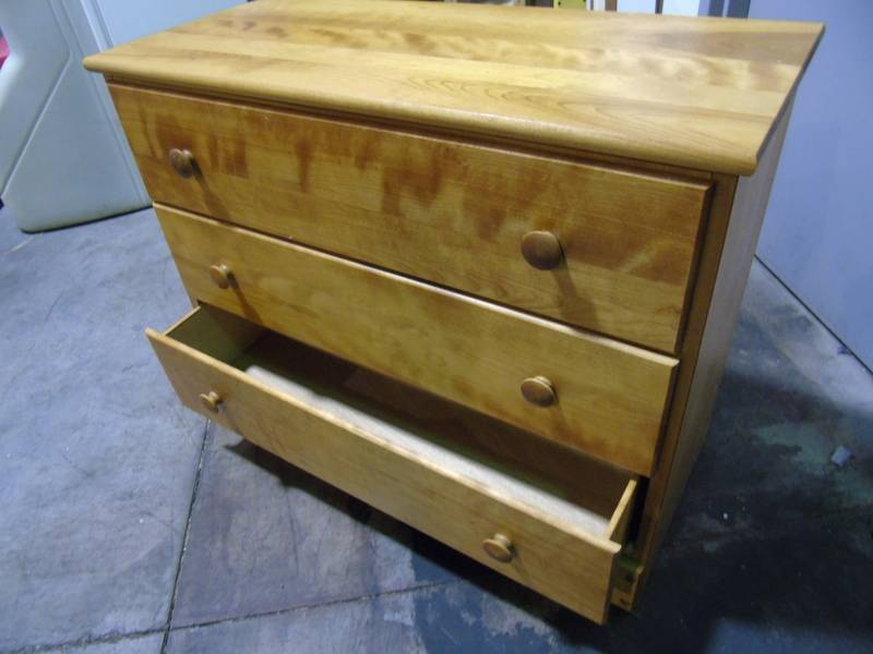 lot 85 image: 3 drawer dresser - used