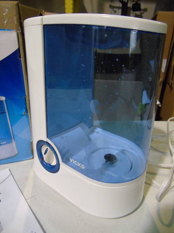lot 89 image: Vicks Warm Mist Humidifier - Used