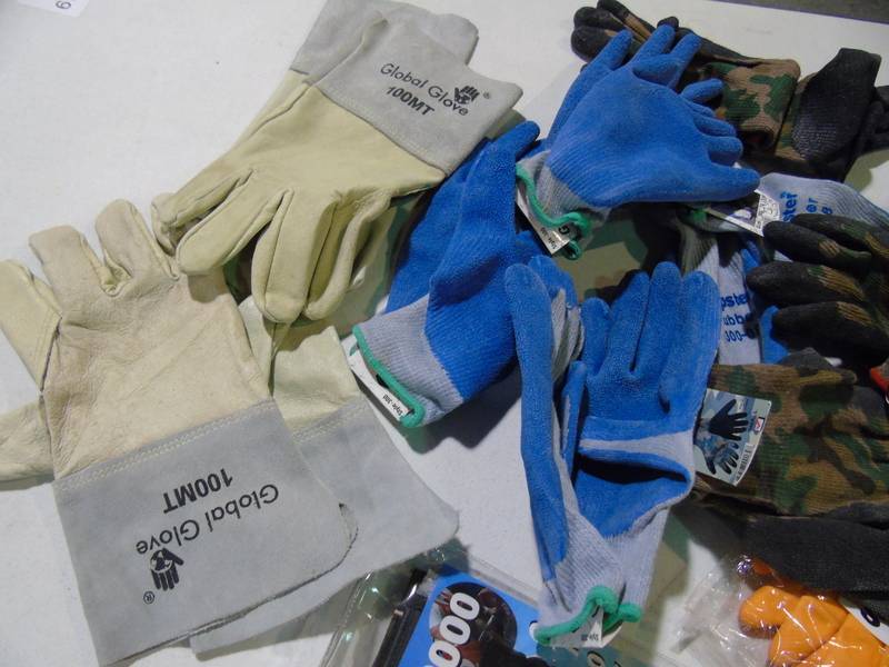 lot 127 image: Box of various Gloves