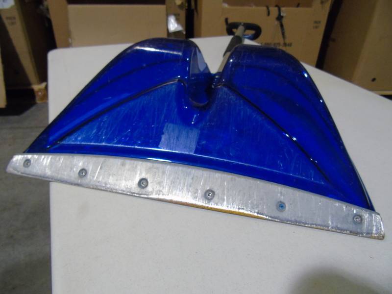 lot 150 image: Suncast Snow Shovel - Lightly Used