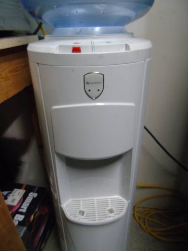lot 155 image: Glacier Bay Water Dispenser - Used