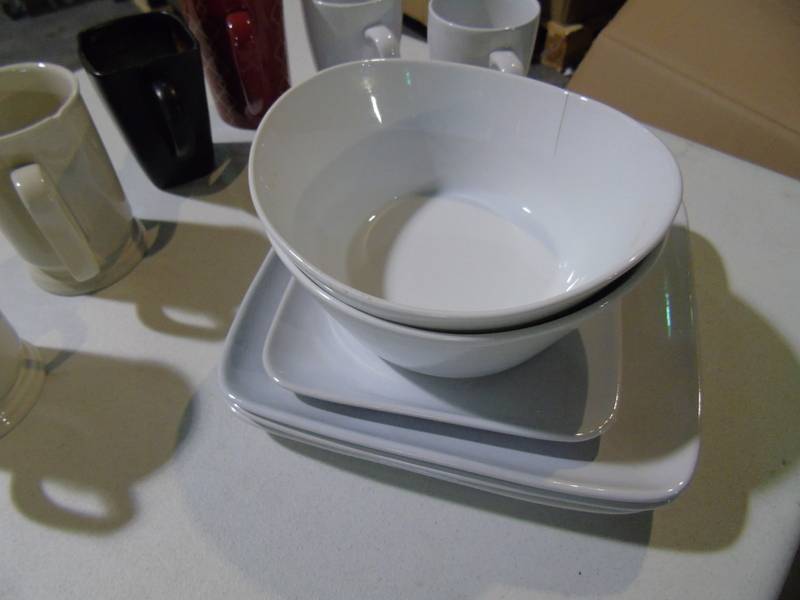 lot 156 image: Various plates, bowls, and mugs - Used