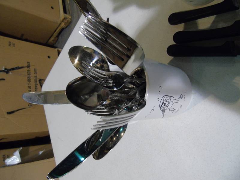 lot 157 image: Various eating utensils - Used