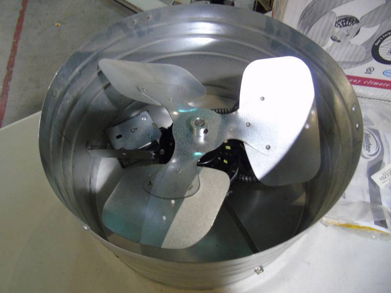 lot 176 image: Master Flow Power Gable Fan, 1540 CFM
