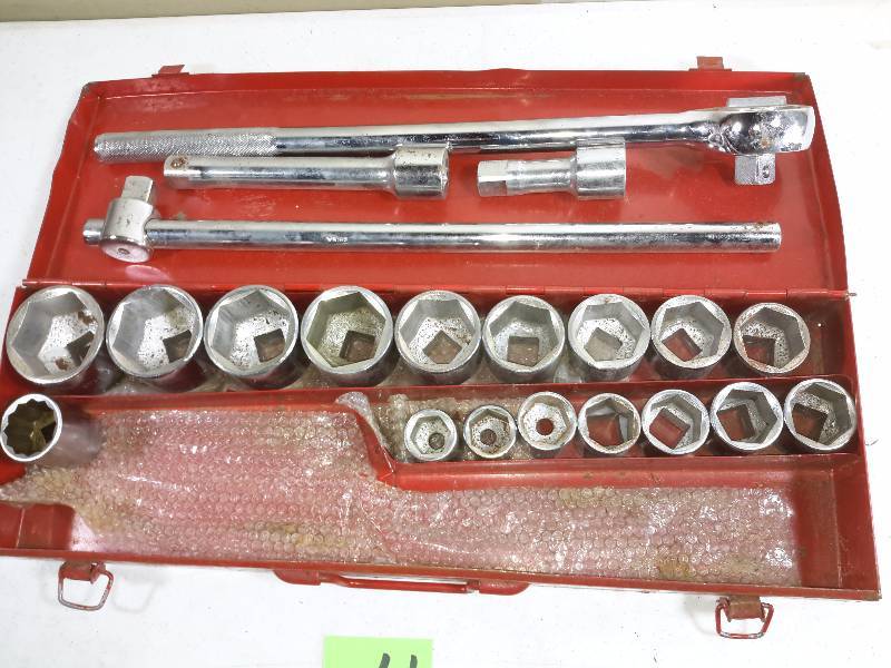 lot 4 image: Set of 6 pt, 34 in Drive, SAE Sockets and and Ratches and extenders. 2in to 78 in