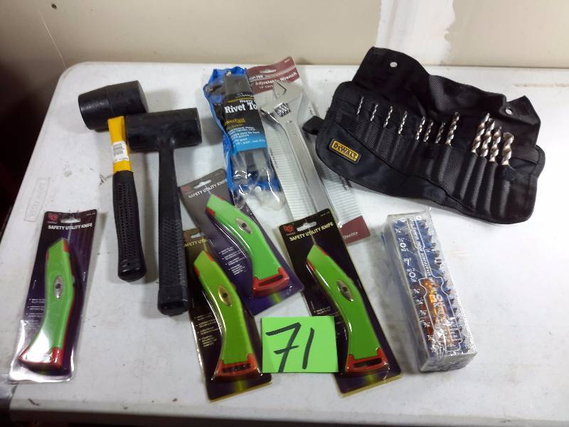 lot 71 image: 4 Cutters, 2 mallets, 30 piece tamper proof screw driver set Set of Masonry drill bits