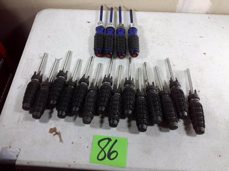 lot 86 image: 14 Fiskar and 4 no name,  Screwdriver sets as pictured