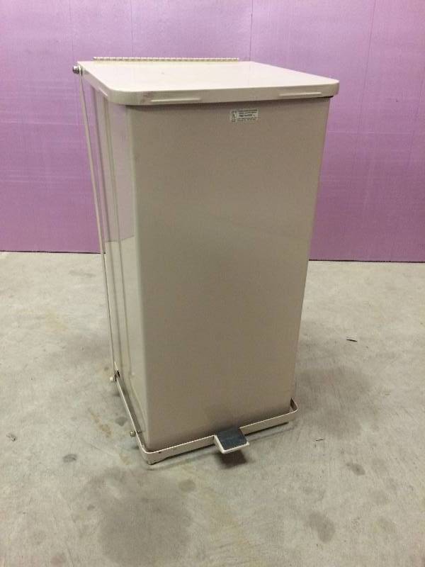 WOW Retails USED $200 United Receptacle ST24 The Defenders Firefighter Self-Extinguishing Can Wastebasket Trashcan Steel Medical StepCan 24-Gallon