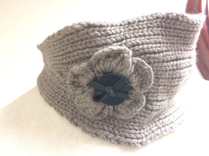 Fashionable Neck Scarf w knit flower, grey w button