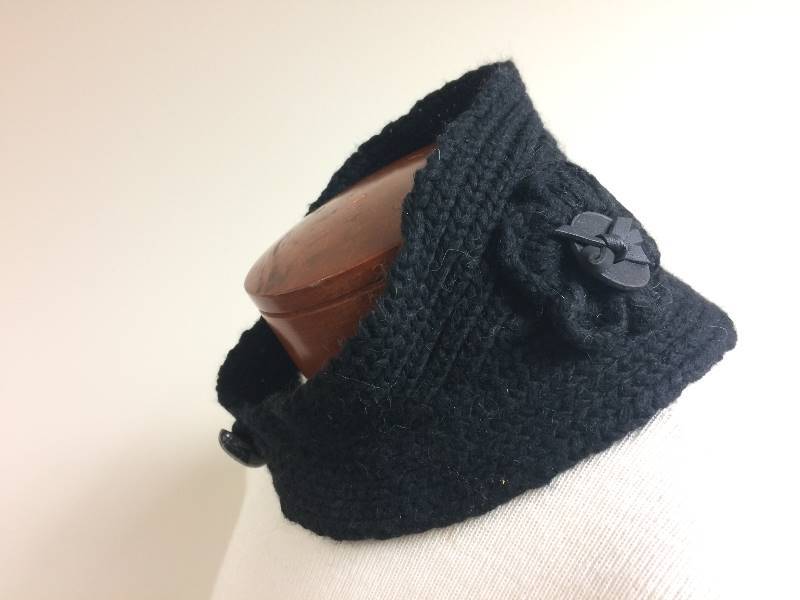 Fashionable Knitted Neck Scarf w Flower, black w button