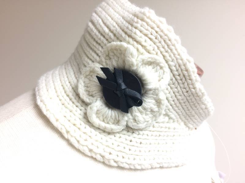 Fashionable Knitted Neck Scarf w Flower, white w button