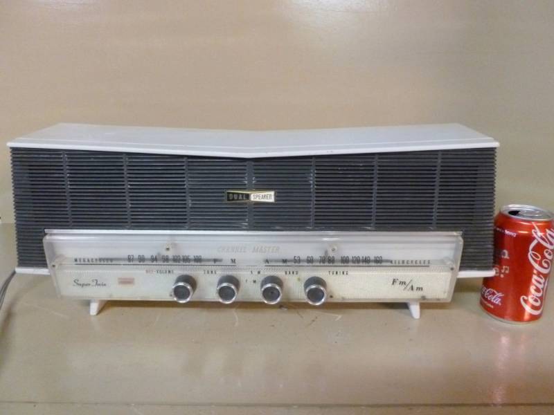 lot 18 image: Vintage Radio