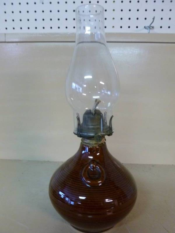 lot 25 image: Vintage Oil Lamp