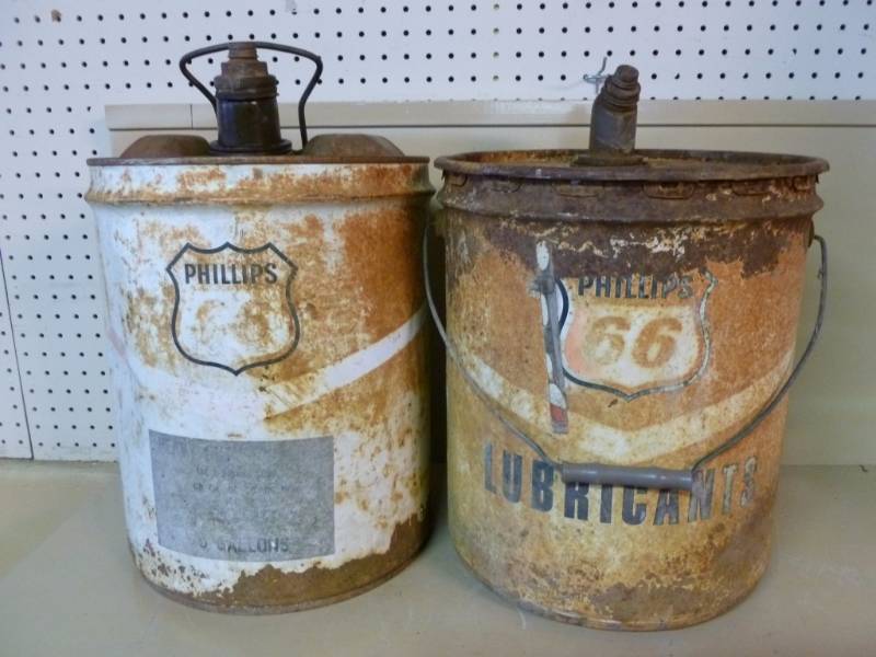 lot 28 image: Vintage Oil Cans
