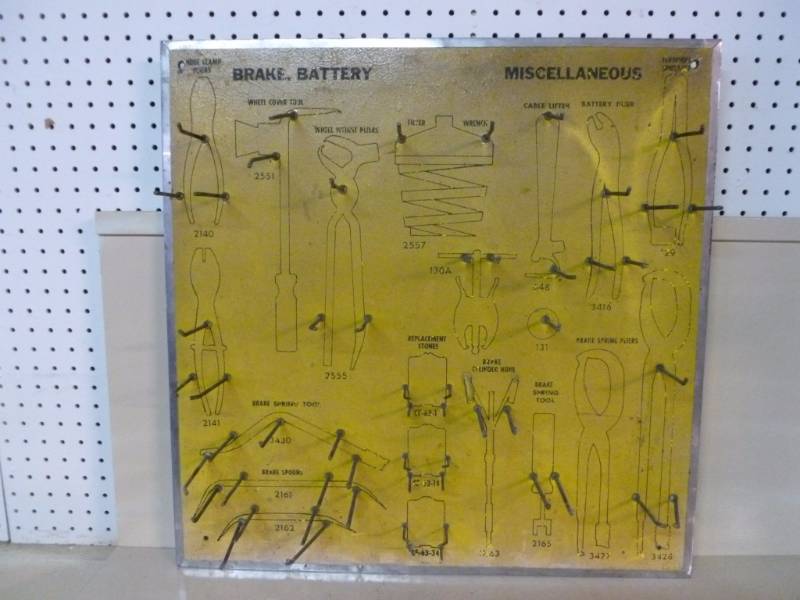 lot 30 image: Vintage Tool Rack