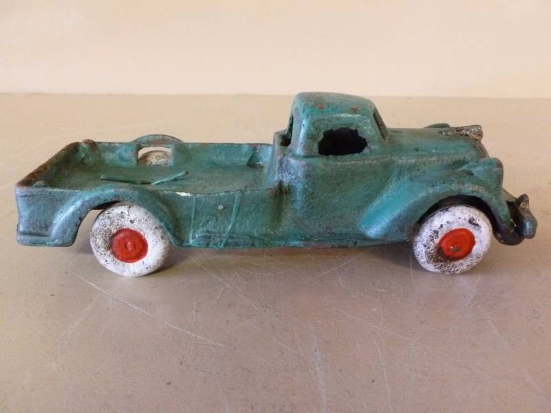 lot 75 image: Cast Iron Truck
