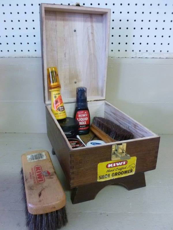 lot 84 image: Shoe Shine Kit