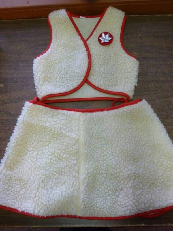 lot 118 image: Costume