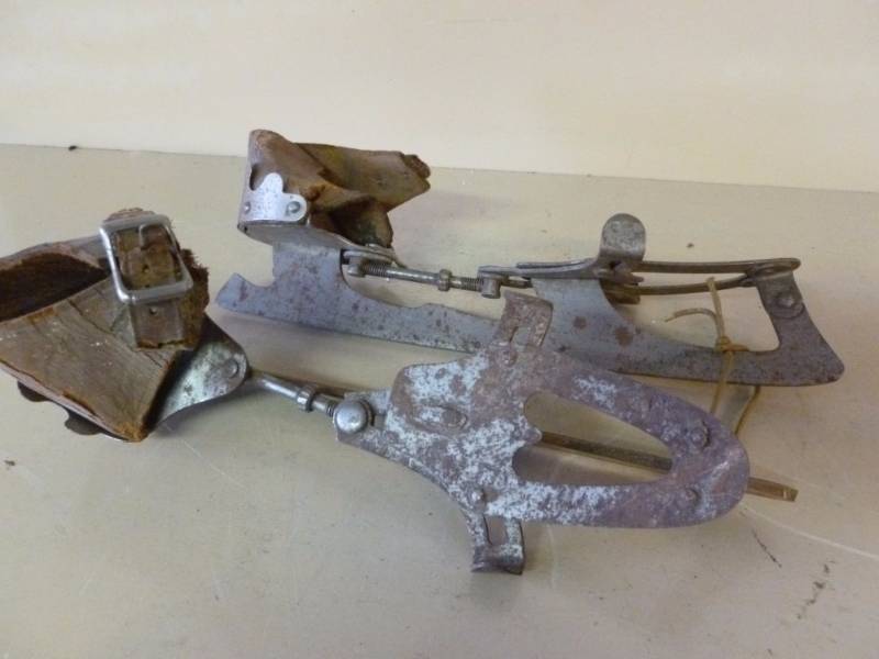 lot 134 image: Antique Ice Skates